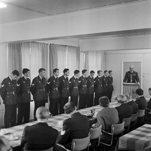 128486 Afbeelding van de beëdiging van 14 nieuwe agenten voor het korps van de gemeentepolitie in het hoofdbureau van ...